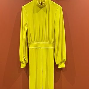 Women ling jump suit color bright yellow fots to medium/ small